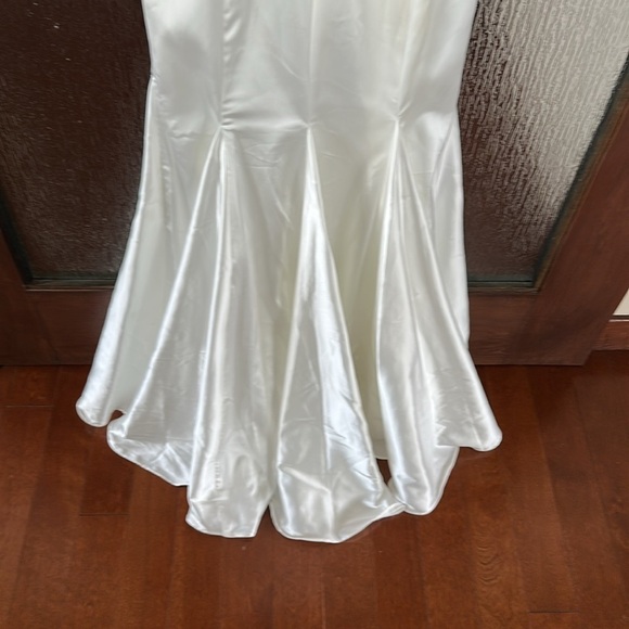 Mac Duggal
Feather Shoulder V-Neck Column Gown size 6 white NWT - Picture 12 of 15